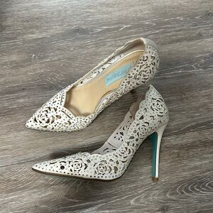 Betsey Johnson bridal white floral rhinestone pumps Emili size 6